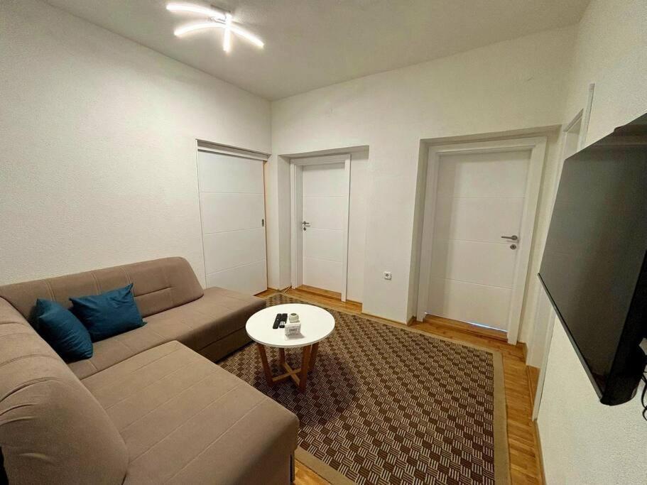 Komforan Trosoban Stan U Centru Sarajevo